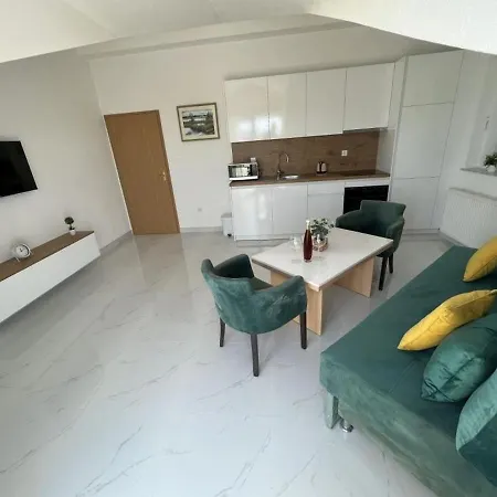 In With Sea View, Balcony, Air Conditioning, Wi-fi Τρογκίρ